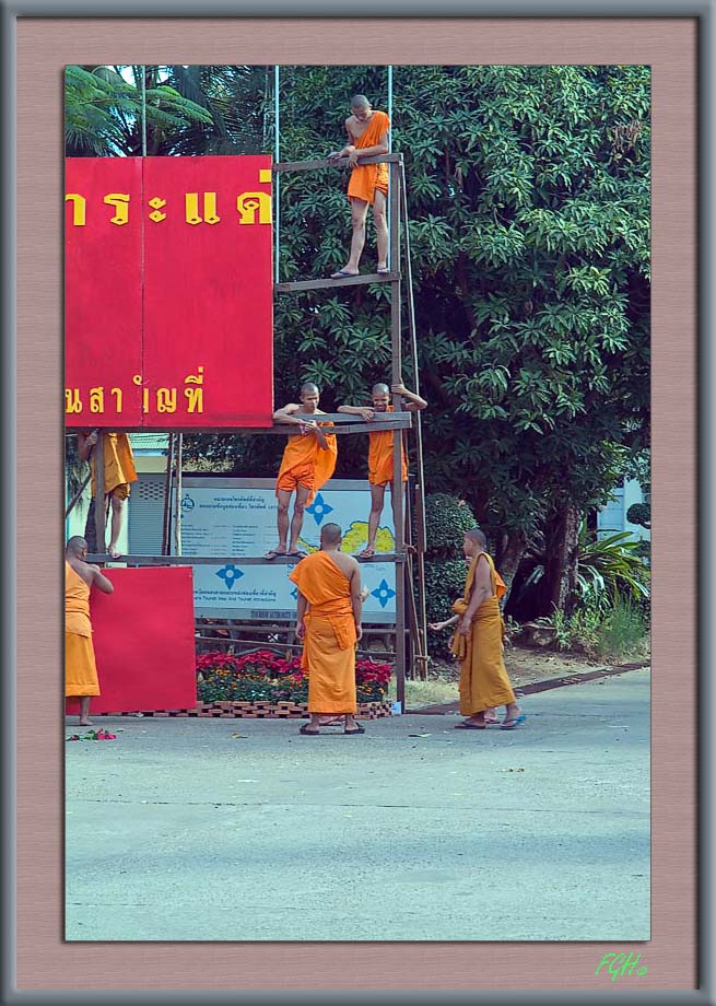 NongKia-Temple-Monks2
